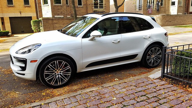 Xe gầm cao đưa Porsche thăng hoa tại Châu Á năm 2017