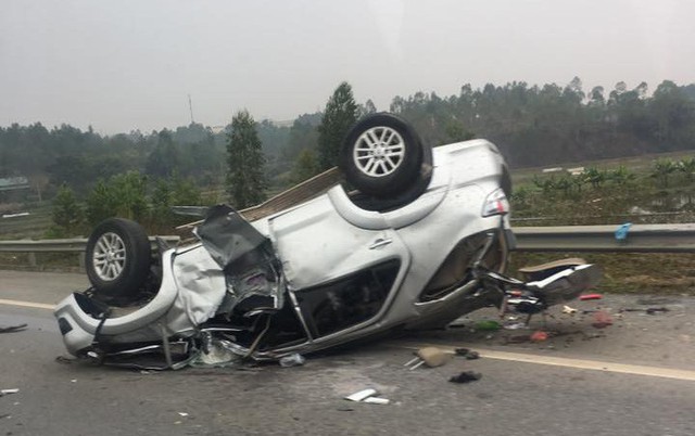 Toyota Fortuner gặp tai nạn, lật ngửa đầu năm mới - Ảnh 3.