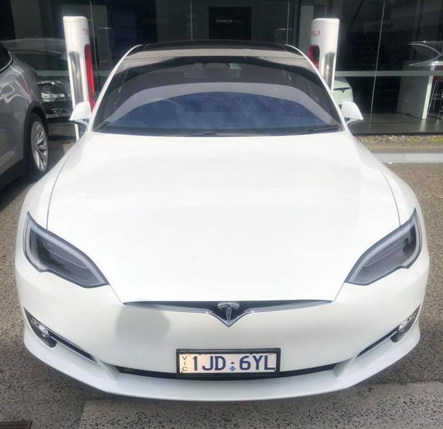 Chồng siêu mẫu Ngọc Thạch tậu Tesla Model S tăng tốc từ 0 – 100 km trong 2,7 giây - Ảnh 1.