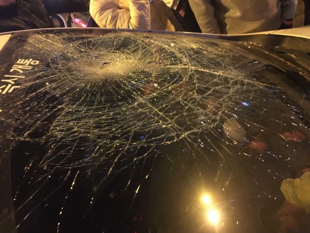 Hà Nội: Người đàn ông chặn và đập phá ô tô trên đường - Ảnh 3.