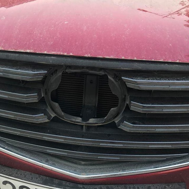 Chưa kịp đón Tết, bộ đôi Mazda CX-5 đã bị vặt trụi logo - Ảnh 1.