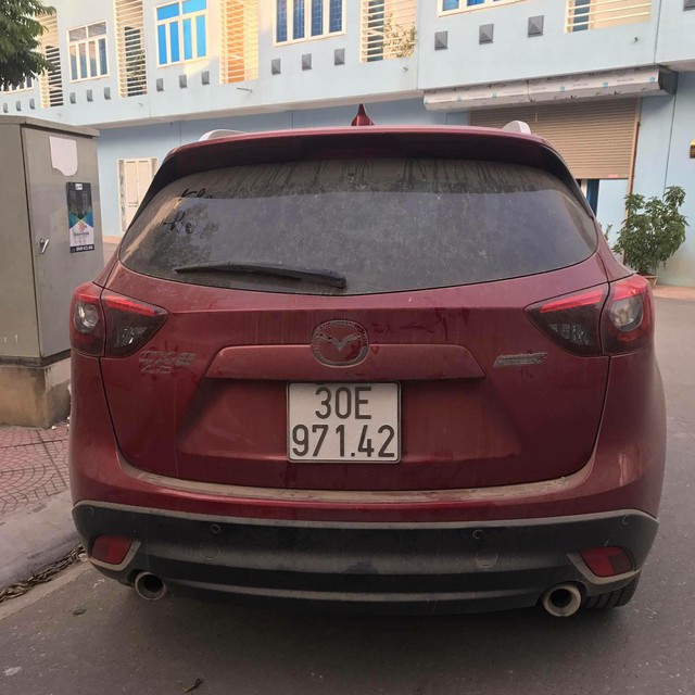 Chưa kịp đón Tết, bộ đôi Mazda CX-5 đã bị vặt trụi logo - Ảnh 3. Chưa kịp đón Tết, bộ đôi Mazda CX-5 đã bị vặt trụi logo - Ảnh 3.