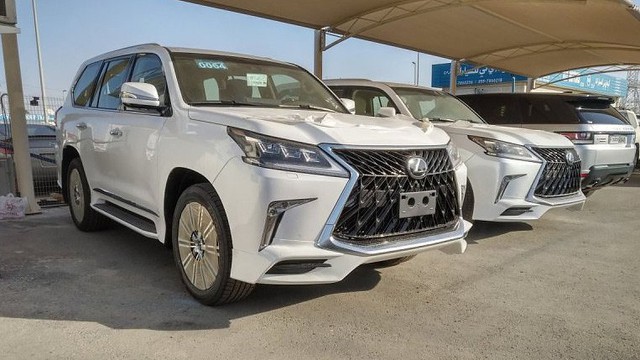 Lexus LX570 Super Sport bản limousine 4 chỗ chào hàng đại gia Việt
