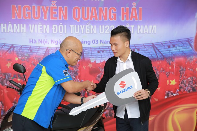 Suzuki Việt Nam tặng xe tay ga cho tiền vệ U23 Quang Hải - Ảnh 3.