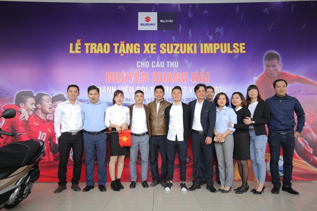 Suzuki Việt Nam tặng xe tay ga cho tiền vệ U23 Quang Hải - Ảnh 5. Suzuki Việt Nam tặng xe tay ga cho tiền vệ U23 Quang Hải - Ảnh 5.