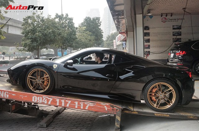 Đại gia Hà Nội tậu Ferrari 488 GTB màu đen độc nhất Việt Nam - Ảnh 12. Đại gia Hà Nội tậu Ferrari 488 GTB màu đen độc nhất Việt Nam - Ảnh 12.