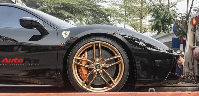 Đại gia Hà Nội tậu Ferrari 488 GTB màu đen độc nhất Việt Nam - Ảnh 11. Đại gia Hà Nội tậu Ferrari 488 GTB màu đen độc nhất Việt Nam - Ảnh 11.