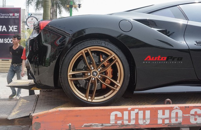 Đại gia Hà Nội tậu Ferrari 488 GTB màu đen độc nhất Việt Nam - Ảnh 10. Đại gia Hà Nội tậu Ferrari 488 GTB màu đen độc nhất Việt Nam - Ảnh 10.