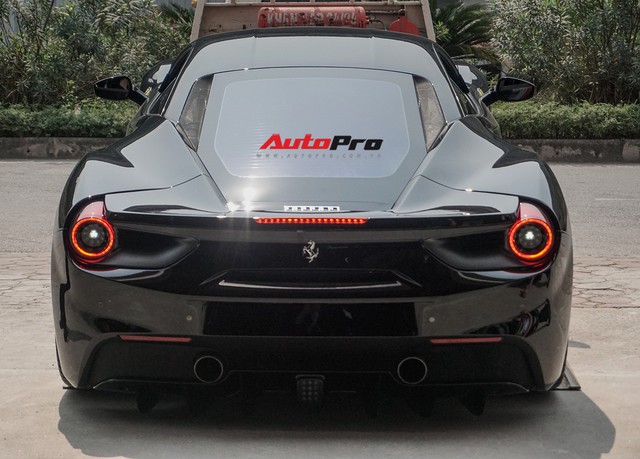 Đại gia Hà Nội tậu Ferrari 488 GTB màu đen độc nhất Việt Nam - Ảnh 9. Đại gia Hà Nội tậu Ferrari 488 GTB màu đen độc nhất Việt Nam - Ảnh 9.