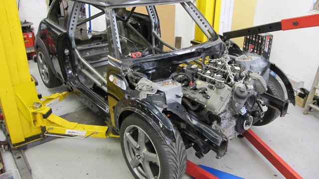 Thợ độ nhấc máy BMW V8 sang MINI Cooper, thay cả hệ dẫn động lẫn hộp số