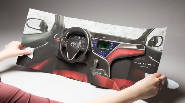Toyota tung quảng cáo sốc cho Camry: Gói gọn nội thất trong trang báo