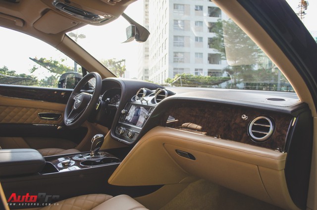 SUV siêu sang Bentley Bentayga chính hãng độ carbon vừa trao tay đại gia Sài Gòn - Ảnh 14.