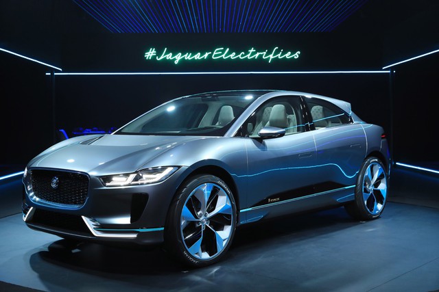 Jaguar mang SUV điện I-Pace đi đua công thức 1 - Ảnh 2. Jaguar mang SUV điện I-Pace đi đua công thức 1 - Ảnh 2.
