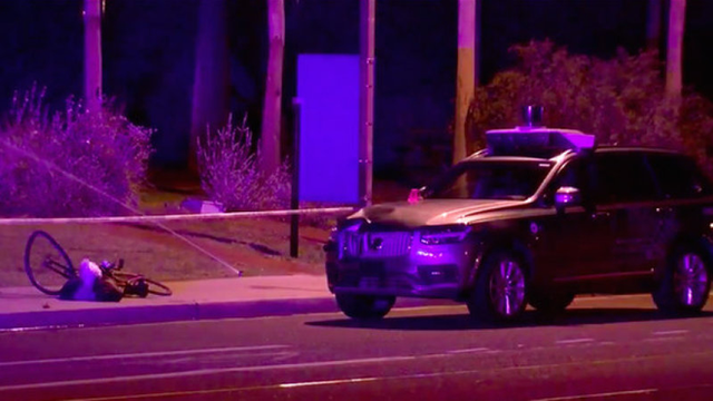 Tình tiết mới vụ xe tự lái Uber đâm chết người: Nạn nhân đột ngột từ bóng tối bước ra phía trước xe - Ảnh 1.