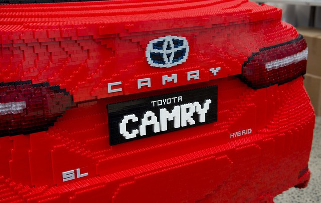 Toyota Camry làm từ 500.000 miếng Lego: Nặng hơn, lắp lâu hơn xe thật - Ảnh 2.