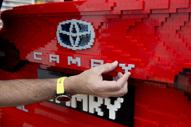 Toyota Camry làm từ 500.000 miếng Lego: Nặng hơn, lắp lâu hơn xe thật - Ảnh 3.
