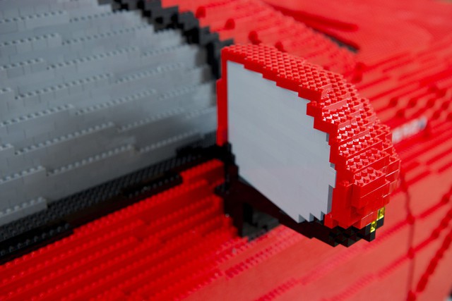 Toyota Camry làm từ 500.000 miếng Lego: Nặng hơn, lắp lâu hơn xe thật - Ảnh 4.