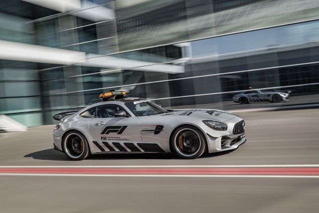 Mercedes-AMG GT R tham gia giải đua trên danh nghĩa... xe hỗ trợ - Ảnh 1.