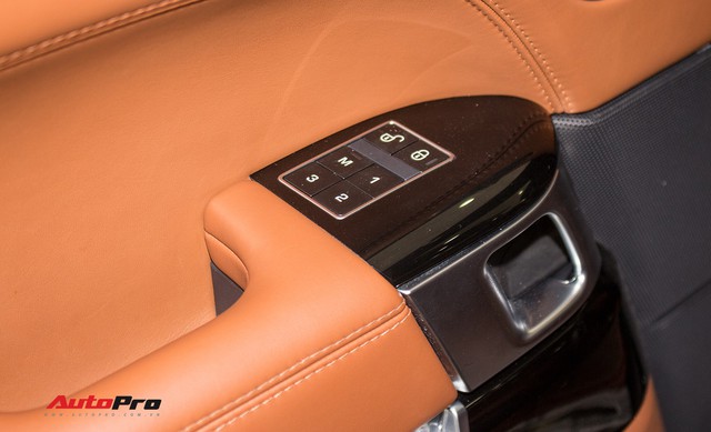 Range Rover Autobiography LWB bản 4 chỗ lăn bánh 18.000km rao bán lại giá 7,2 tỷ - Ảnh 22. Range Rover Autobiography LWB bản 4 chỗ lăn bánh 18.000km rao bán lại giá 7,2 tỷ - Ảnh 22.