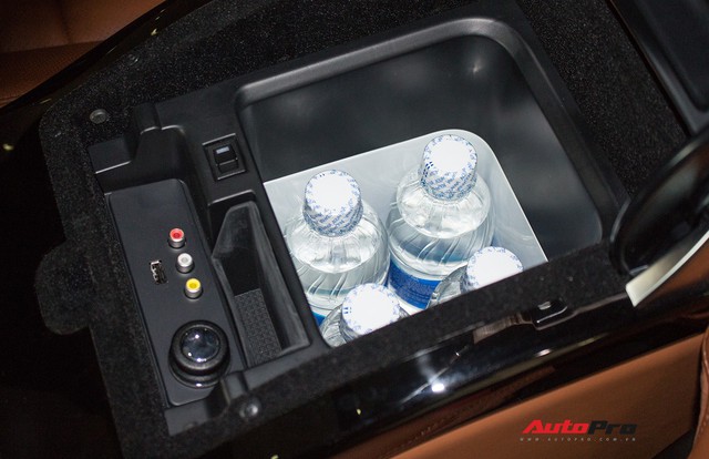 Range Rover Autobiography LWB bản 4 chỗ lăn bánh 18.000km rao bán lại giá 7,2 tỷ - Ảnh 18. Range Rover Autobiography LWB bản 4 chỗ lăn bánh 18.000km rao bán lại giá 7,2 tỷ - Ảnh 18.