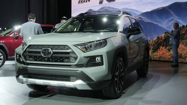 Ra mắt Toyota RAV4 hoàn toàn mới: Đối trọng của Honda CR-V - Ảnh 14. Ra mắt Toyota RAV4 hoàn toàn mới: Đối trọng của Honda CR-V - Ảnh 14.
