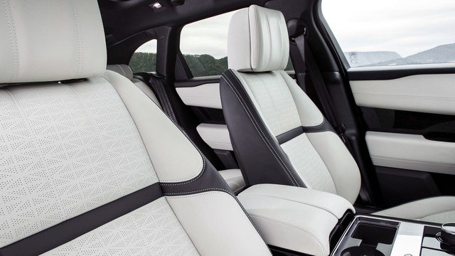 Cặp đôi Range Rover Velar First Edition ra biển trắng tại Hà Nội - Ảnh 17. Cặp đôi Range Rover Velar First Edition ra biển trắng tại Hà Nội - Ảnh 17.