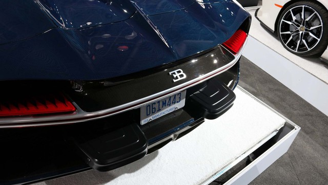 Vì sao Bugatti Chiron tại Mỹ phải gắn thêm chi tiết xấu xí này? - Ảnh 2. Vì sao Bugatti Chiron tại Mỹ phải gắn thêm chi tiết xấu xí này? - Ảnh 2.