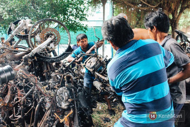 Hàng trăm xe máy, ô tô hạng sang bị cháy trơ khung tại chung cư Carina được kéo ra ngoài bán sắt vụn - Ảnh 10.