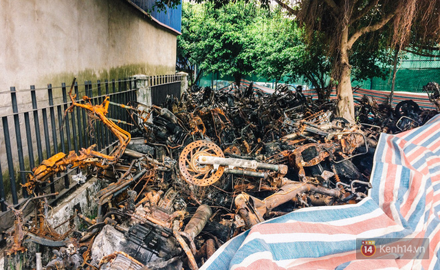 Hàng trăm xe máy, ô tô hạng sang bị cháy trơ khung tại chung cư Carina được kéo ra ngoài bán sắt vụn - Ảnh 14.
