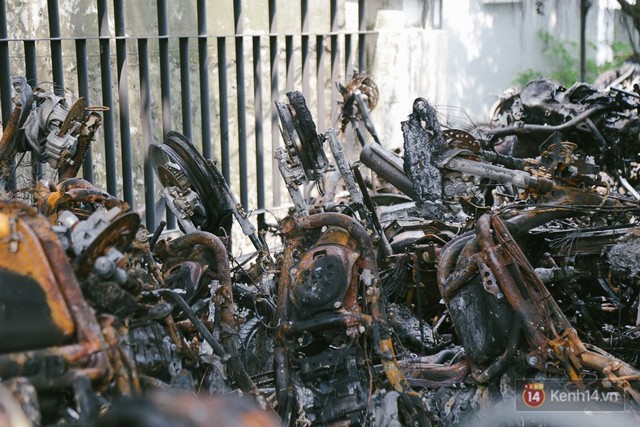 Hàng trăm xe máy, ô tô hạng sang bị cháy trơ khung tại chung cư Carina được kéo ra ngoài bán sắt vụn - Ảnh 15.