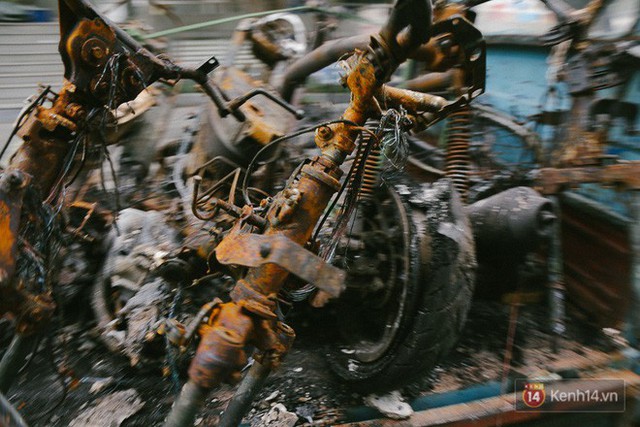 Hàng trăm xe máy, ô tô hạng sang bị cháy trơ khung tại chung cư Carina được kéo ra ngoài bán sắt vụn - Ảnh 17.