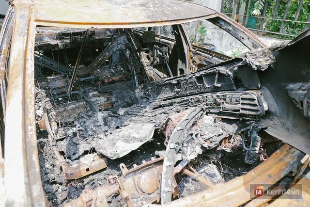 Hàng trăm xe máy, ô tô hạng sang bị cháy trơ khung tại chung cư Carina được kéo ra ngoài bán sắt vụn - Ảnh 4.