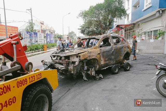 Hàng trăm xe máy, ô tô hạng sang bị cháy trơ khung tại chung cư Carina được kéo ra ngoài bán sắt vụn - Ảnh 6.