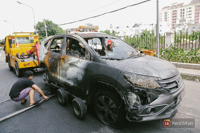 Hàng trăm xe máy, ô tô hạng sang bị cháy trơ khung tại chung cư Carina được kéo ra ngoài bán sắt vụn - Ảnh 7.