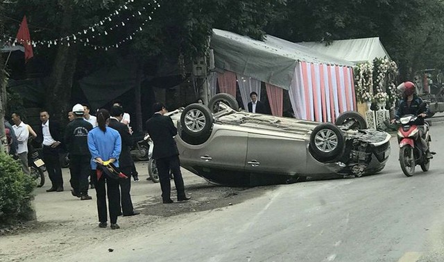 Hà Nội: Toyota Vios phóng nhanh, lạng lách, gặp nạn lộn xe như phim hành động Fast & Furious - Ảnh 1. Hà Nội: Toyota Vios phóng nhanh, lạng lách, gặp nạn lộn xe như phim hành động Fast & Furious - Ảnh 1.