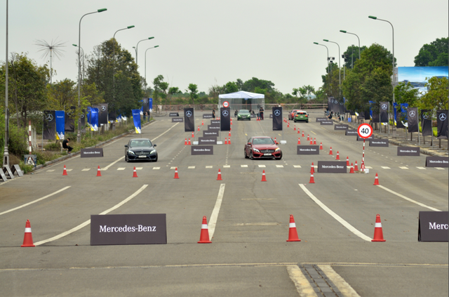 Mercedes-Benz đưa Học viện lái xe an toàn trở lại phía Nam - Ảnh 4. Mercedes-Benz đưa Học viện lái xe an toàn trở lại phía Nam - Ảnh 4.
