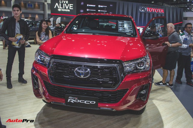Toyota Hilux Revo Rocco cạnh tranh Ford Ranger Wildtrak và Mitsubishi Triton Athlete - Ảnh 3. Toyota Hilux Revo Rocco cạnh tranh Ford Ranger Wildtrak và Mitsubishi Triton Athlete - Ảnh 3.