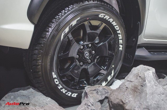 Toyota Hilux Revo Rocco cạnh tranh Ford Ranger Wildtrak và Mitsubishi Triton Athlete - Ảnh 6. Toyota Hilux Revo Rocco cạnh tranh Ford Ranger Wildtrak và Mitsubishi Triton Athlete - Ảnh 6.