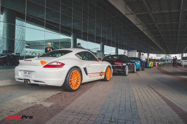 Dàn xe thể thao Porsche sặc sỡ như tắc kè hoa tụ tập tại Bangkok - Ảnh 1.