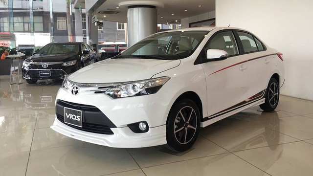 Toyota Vios khuyến mại nóng, Camry tăng giá nhẹ