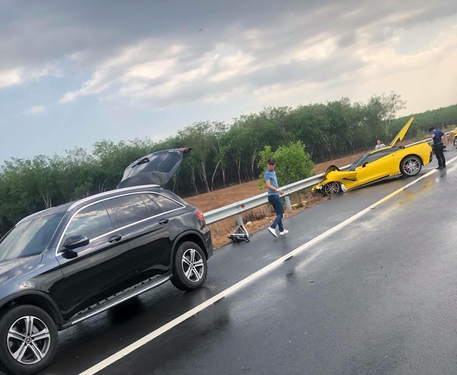 Sau tai nạn kinh hoàng, chủ xe Chevrolet Corvette chụp hình đăng Facebook: Chúc mọi người mua được siêu xe để đi an toàn - Ảnh 5.