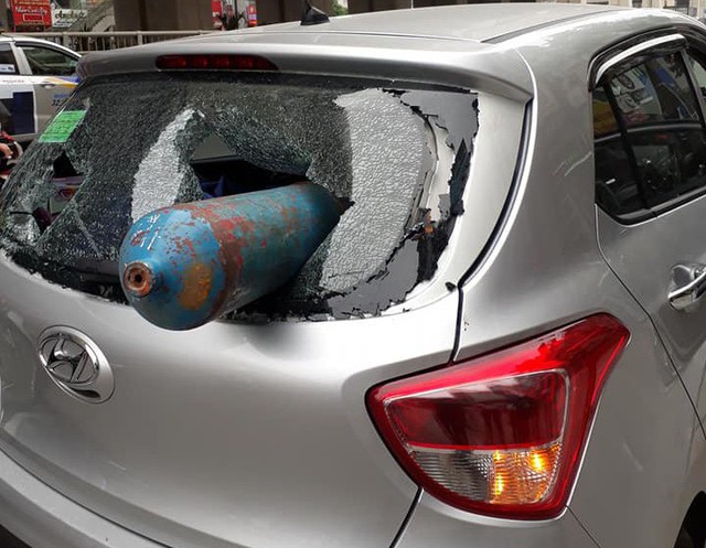 Hà Nội: Hyundai Grand i10 bất ngờ bị bình gas “phi như tên lửa” bắn thẳng xuyên kính - Ảnh 1.