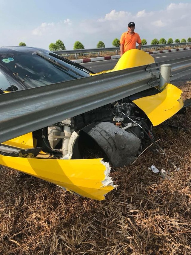 Sau tai nạn kinh hoàng, chủ xe Chevrolet Corvette chụp hình đăng Facebook: Chúc mọi người mua được siêu xe để đi an toàn - Ảnh 3.