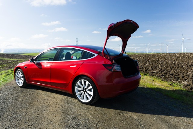 Chưa xong Model 3 thường, Tesla đã lo ra mắt cấu hình xịn hơn - Ảnh 1.