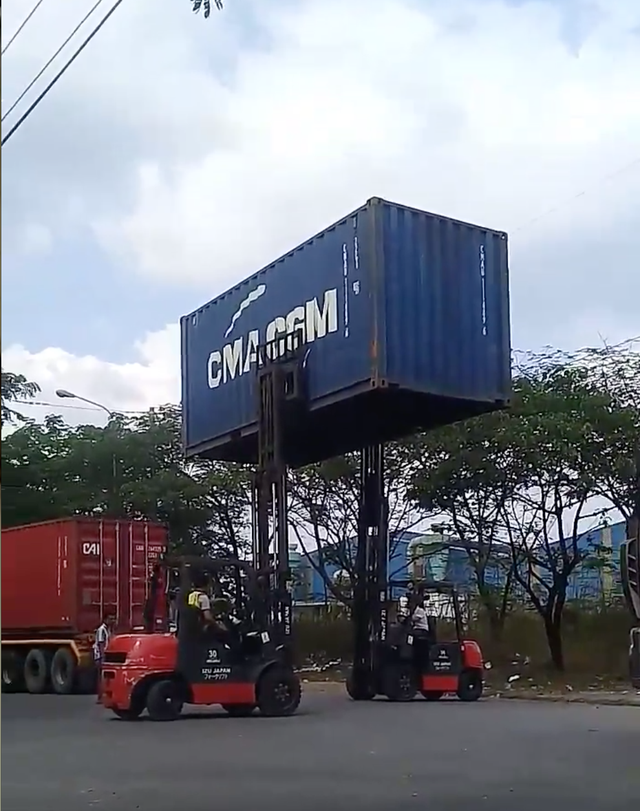 Clip: 2 tài xế xe nâng phối hợp như diễn xiếc để chuyển chiếc thùng container từ xe này sang xe khác - Ảnh 1.