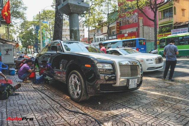 Ông chủ cafe Trung Nguyên mang 2 chiếc Rolls-Royce đến showroom để bán và làm đẹp - Ảnh 1.