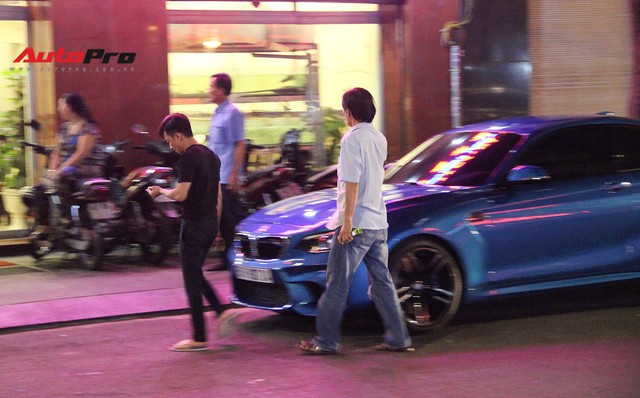 Cường Đô-la cầm lái BMW M2 mới tậu đưa Đàm Thu Trang đi dạo phố, ăn đêm - Ảnh 1.
