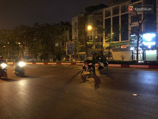Hà Nội: Nhẫn tâm kéo lê nạn nhân hàng trăm mét trên đường sau va chạm, tài xế xe bán tải bị người dân đuổi đánh trong đêm - Ảnh 5.