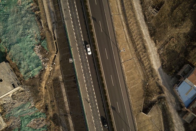 Đường cao tốc thông minh cho phép sạc xe điện ngay khi đang vận hành - Ảnh 2.