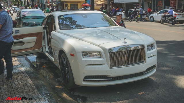 Ông trùm cafe Trung Nguyên bán Rolls-Royce Wraith “mất tai” ra showroom
